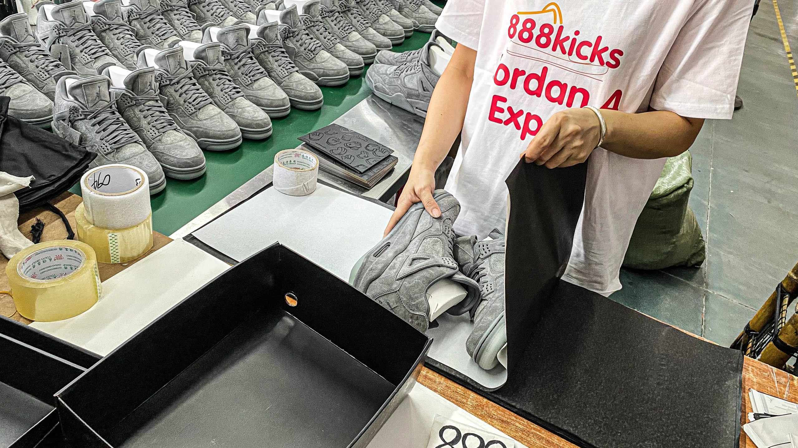 Jordan 4 Retro Kaws
